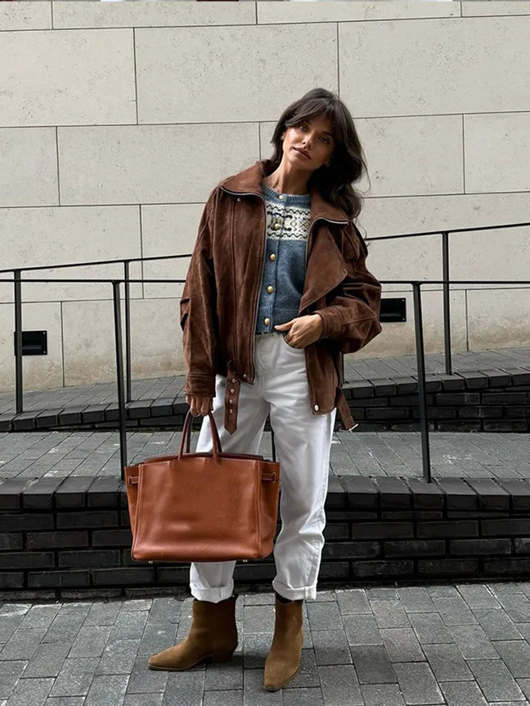 Anast – suède biker jas met oversized kraag en tailleceintuur