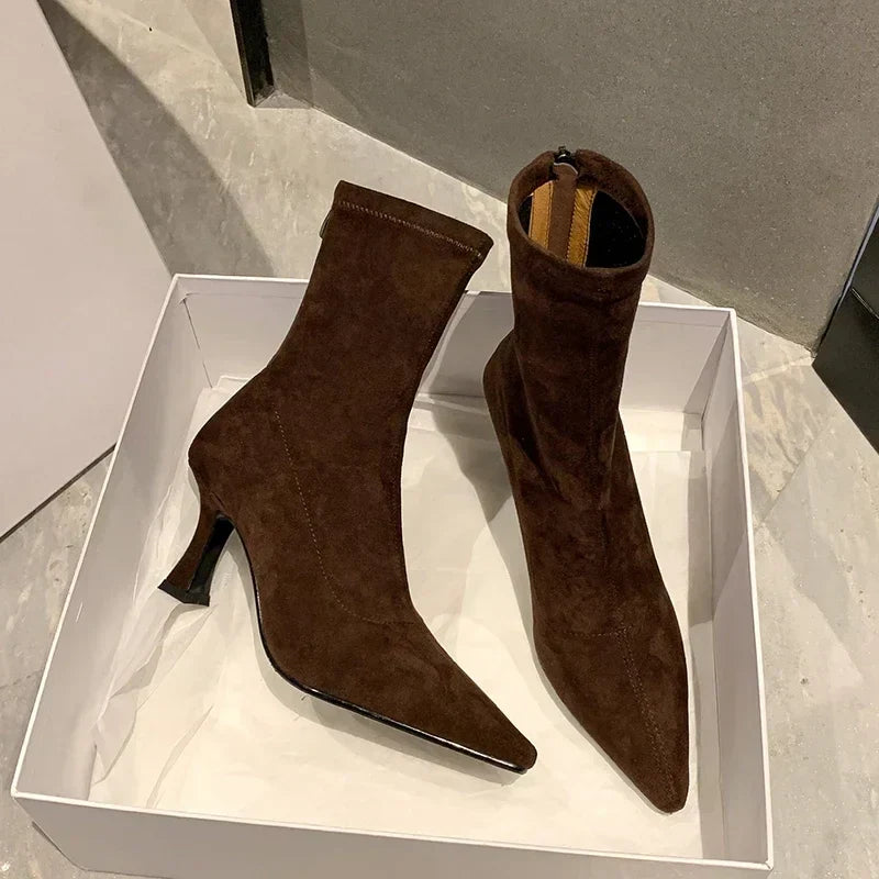 Avery – sock boots met suede-look en stilettohak