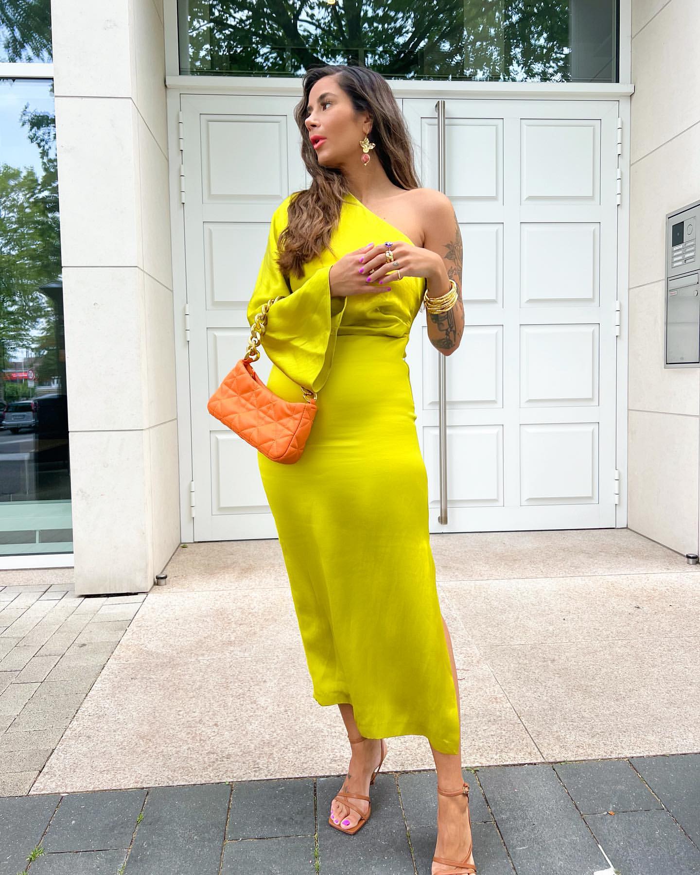Amaya – Satijnen one shoulder jurk met midi-lengte