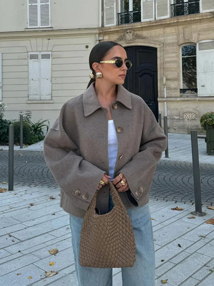 Arden – oversized wolmix jas met statement knopen en klassieke kraag