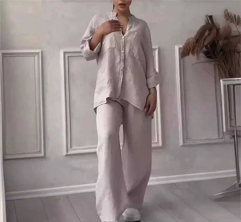 Lotte – Katoen-linnen set met V-hals blouse en relaxte broek
