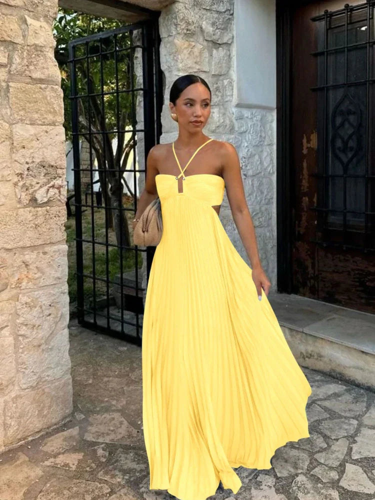 Irene – Zandkleurige plissé maxi-jurk met elegante V-hals en vloeiende rok