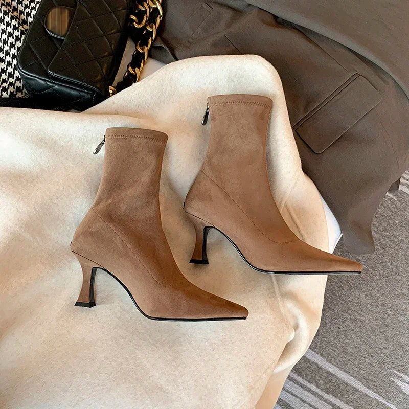Avery – sock boots met suede-look en stilettohak