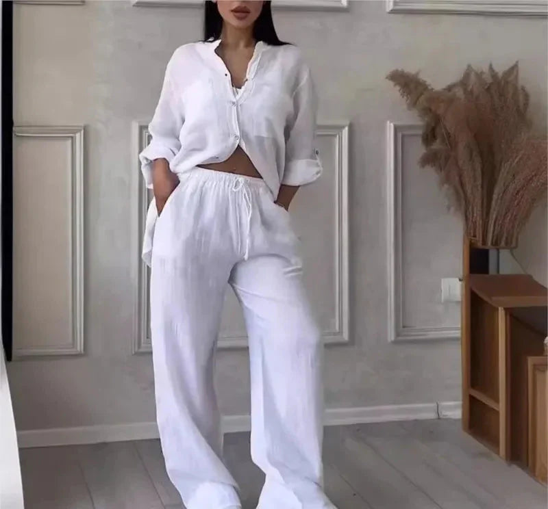 Lotte – Katoen-linnen set met V-hals blouse en relaxte broek