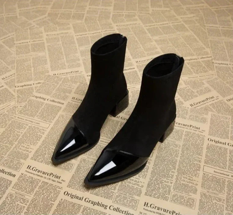 Noir – enkellaarsjes met suède afwerking en glanzende patent details