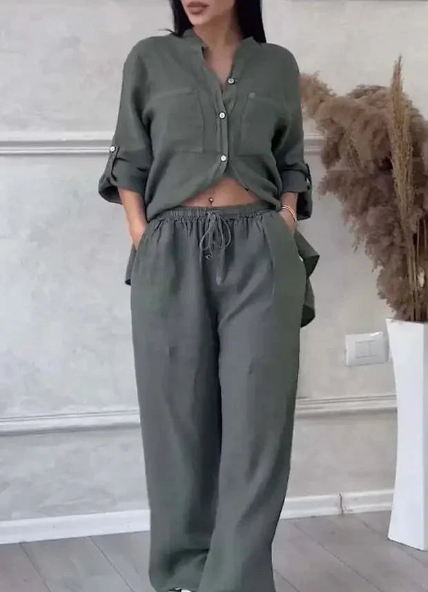 Lotte – Katoen-linnen set met V-hals blouse en relaxte broek