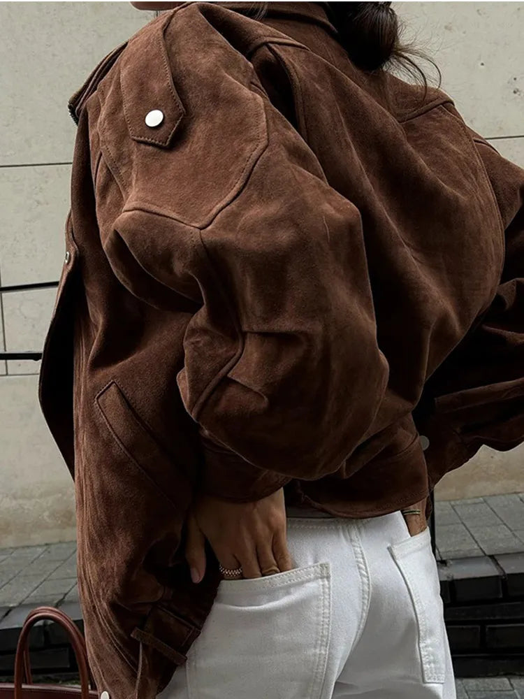 Anast – suède biker jas met oversized kraag en tailleceintuur