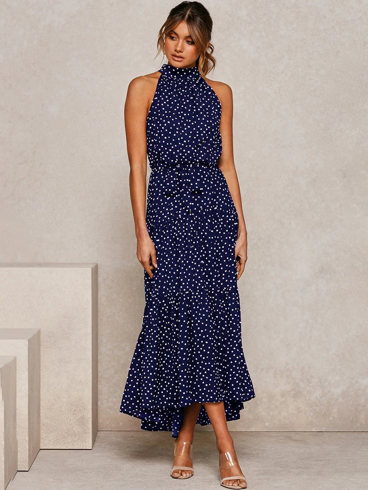 Lola – Zwart-witte halter midi-jurk met polkadots en flatterende tailleceintuur