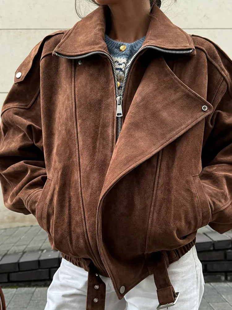 Anast – suède biker jas met oversized kraag en tailleceintuur
