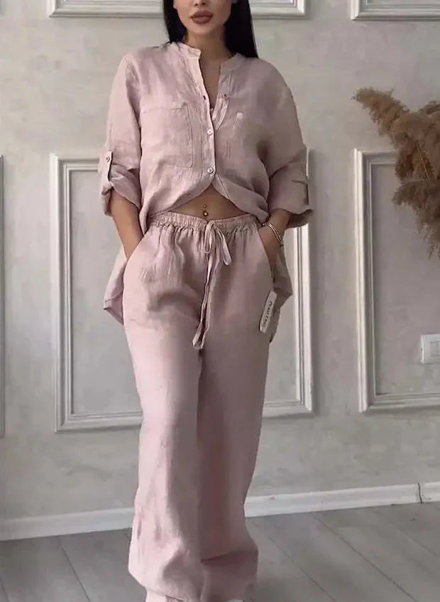 Lotte – Katoen-linnen set met V-hals blouse en relaxte broek