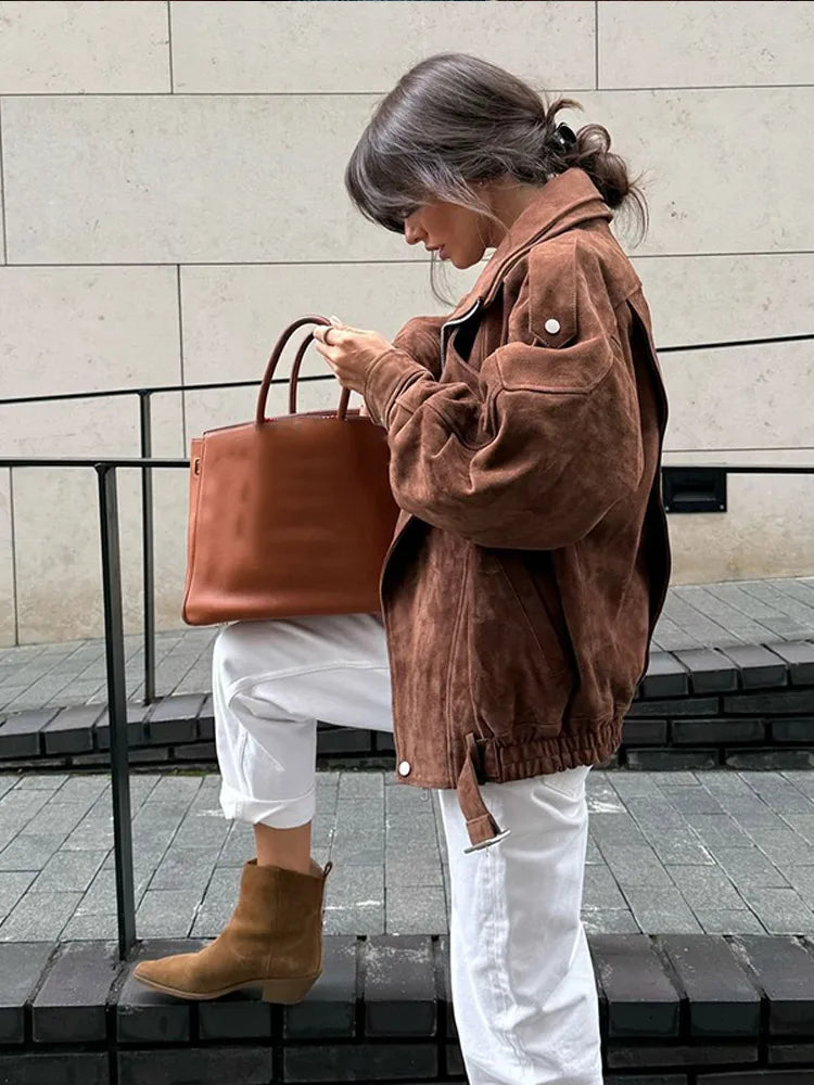 Anast – suède biker jas met oversized kraag en tailleceintuur