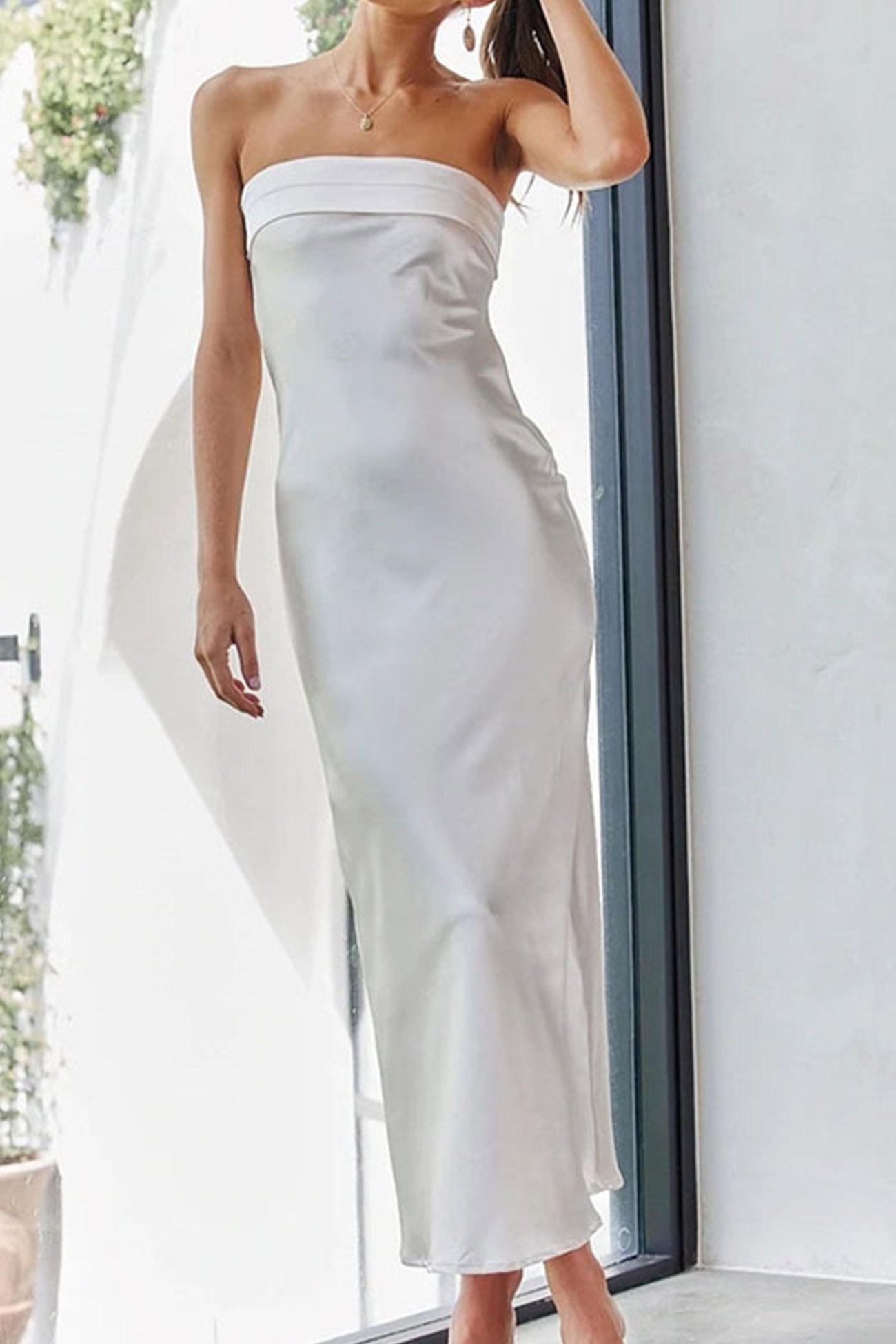 Brigitte – Maxi zomerjurk in zandkleur met open rug