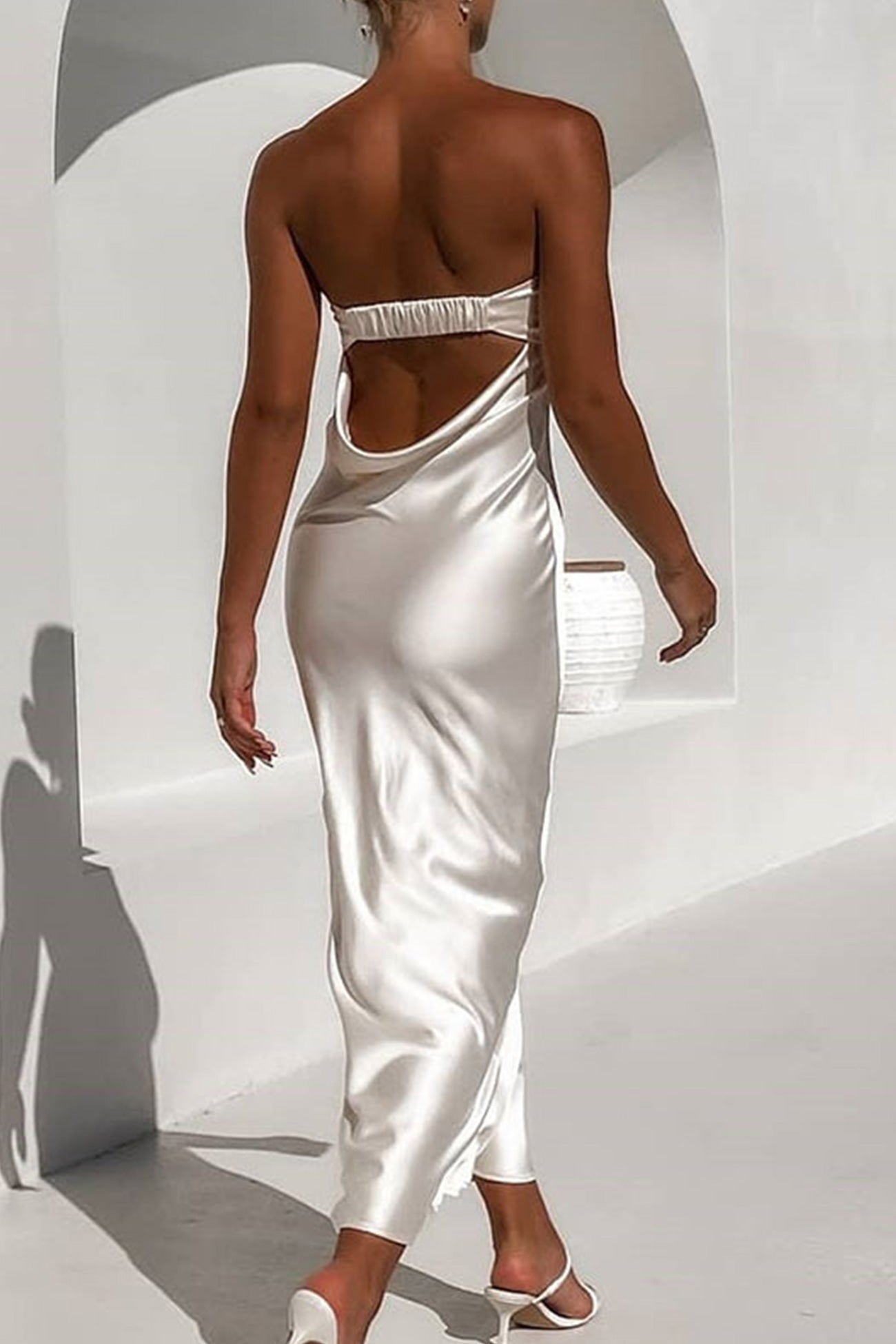 Brigitte – Maxi zomerjurk in zandkleur met open rug