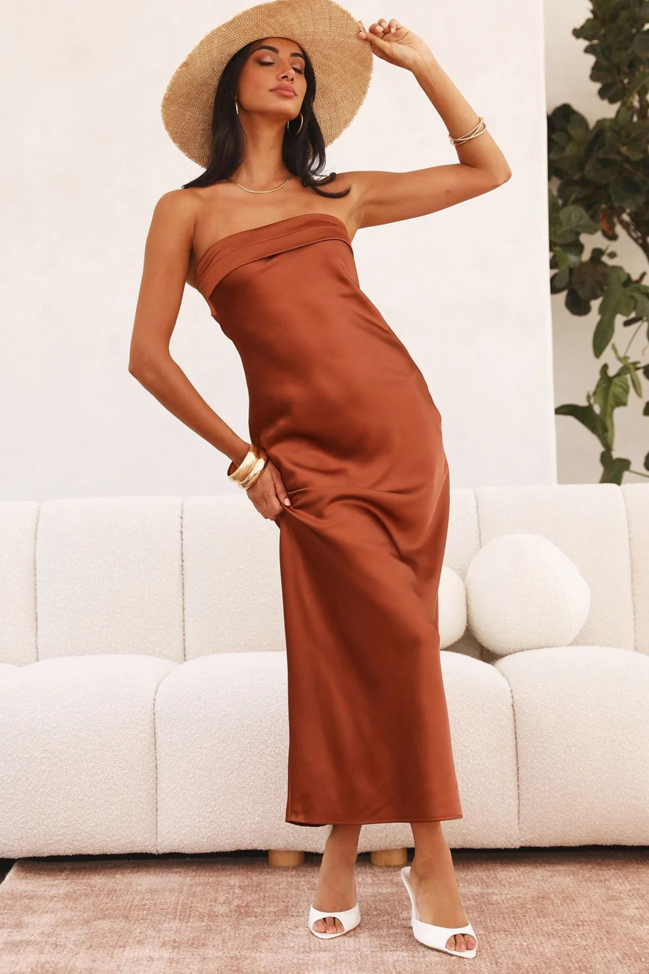 Brigitte – Maxi zomerjurk in zandkleur met open rug