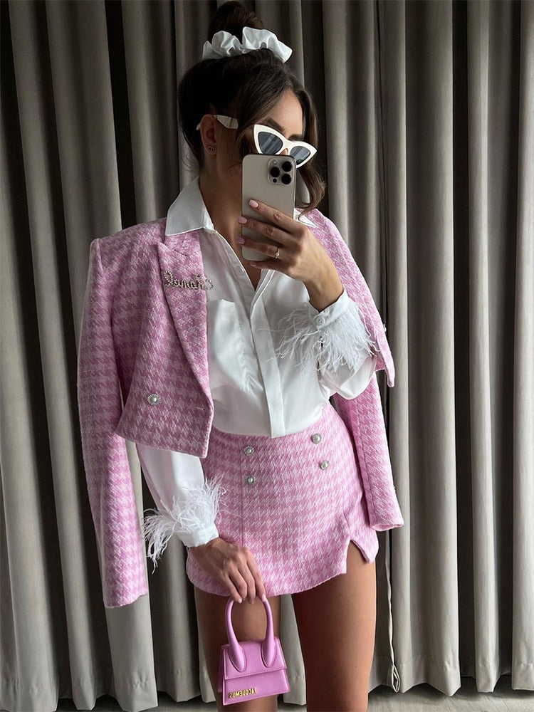 Isla – Roze 2-delige set met schouderpads en elegante knoopjes