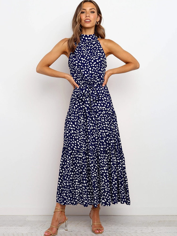 Lola – Zwart-witte halter midi-jurk met polkadots en flatterende tailleceintuur
