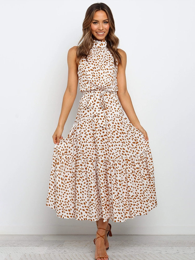 Lola – Zwart-witte halter midi-jurk met polkadots en flatterende tailleceintuur