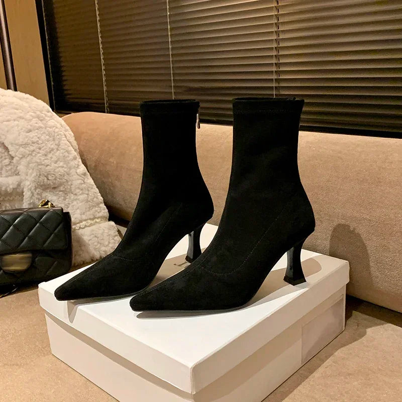 Avery – sock boots met suede-look en stilettohak