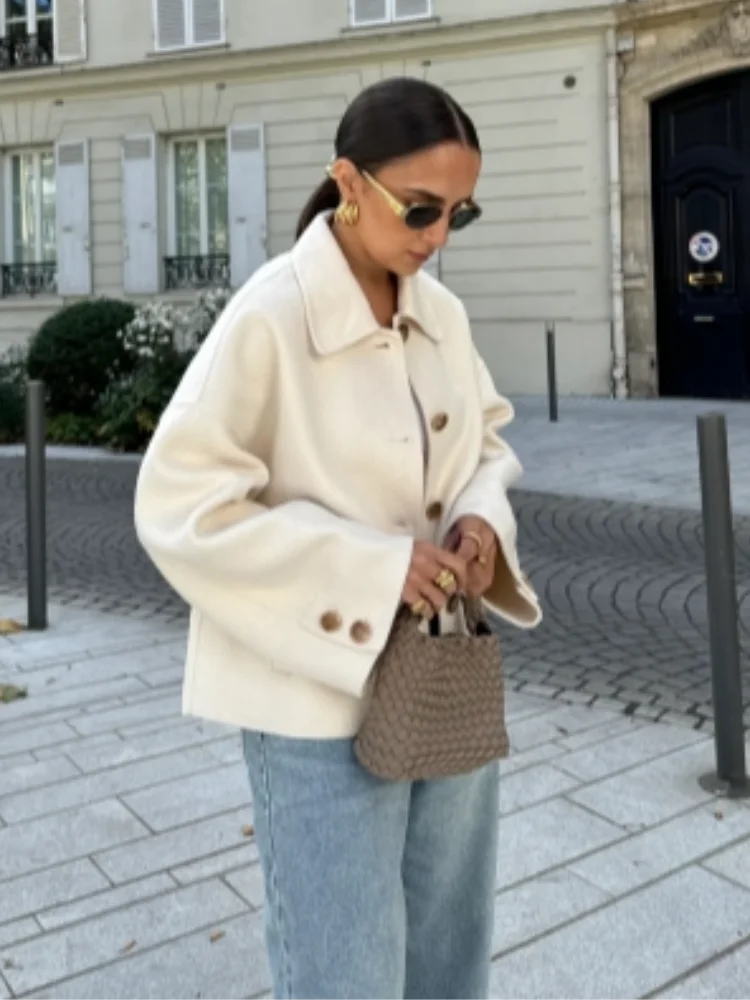 Arden – oversized wolmix jas met statement knopen en klassieke kraag