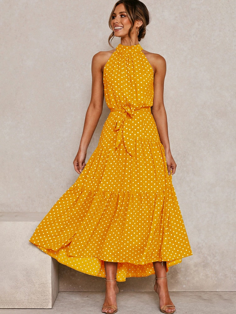 Lola – Zwart-witte halter midi-jurk met polkadots en flatterende tailleceintuur