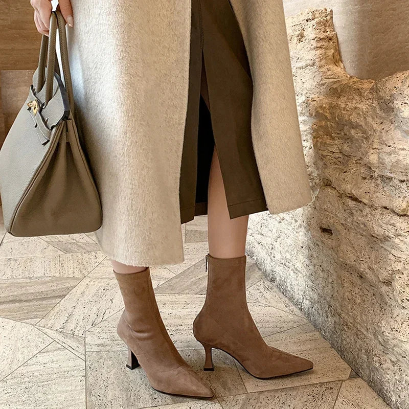 Avery – sock boots met suede-look en stilettohak