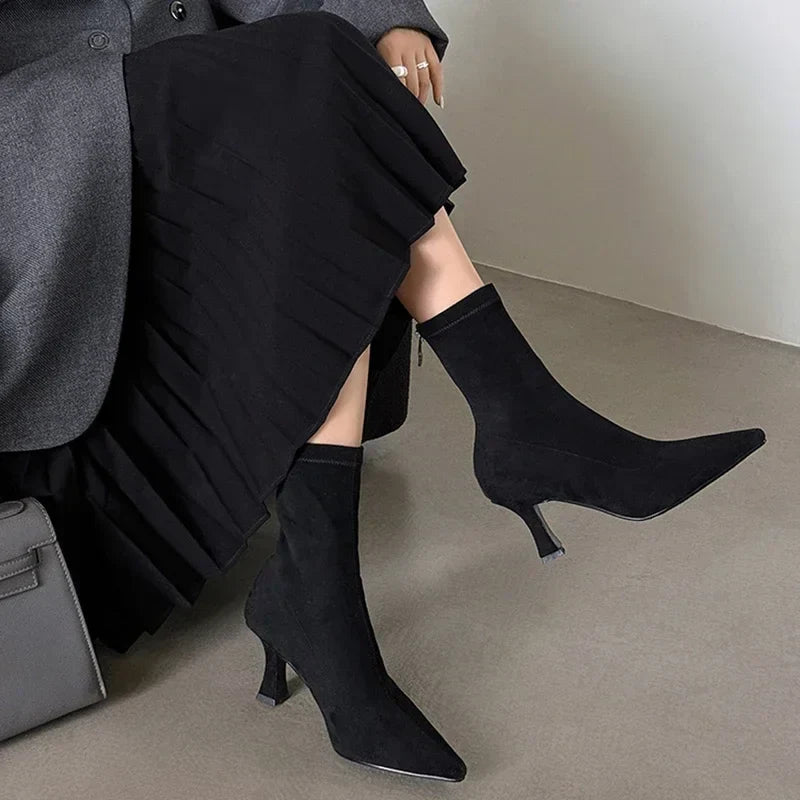 Avery – sock boots met suede-look en stilettohak