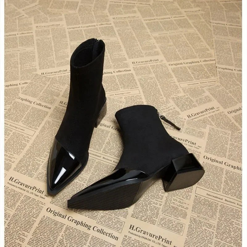 Noir – enkellaarsjes met suède afwerking en glanzende patent details