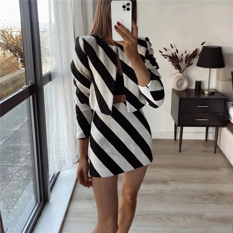 Laura- Zomer Set met Cropped Top en Mini-Rok in Zwart-Wit