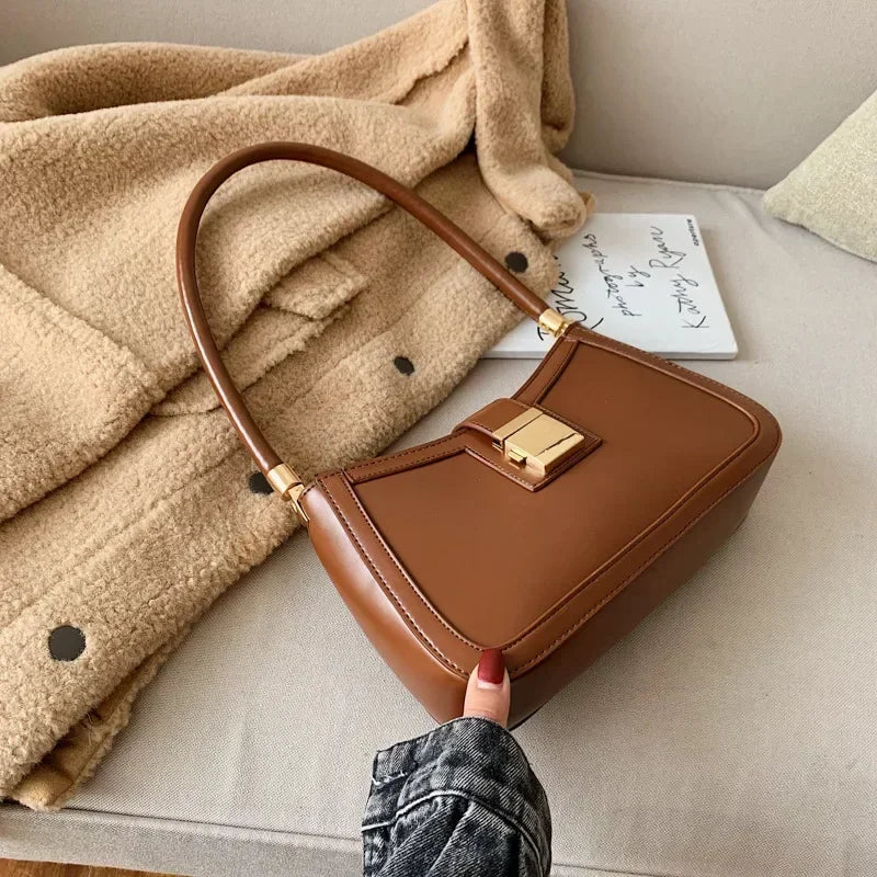 Liza – pu schoudertas met slotdetail en strakke vormgeving