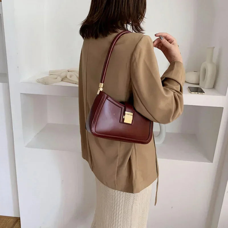 Liza – pu schoudertas met slotdetail en strakke vormgeving