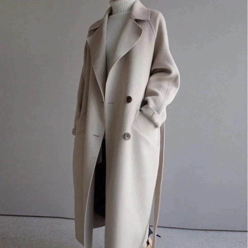 Yvonne – lange trenchcoat met smalle kraag en ceintuur