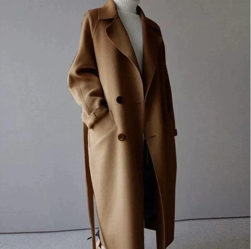 Yvonne – lange trenchcoat met smalle kraag en ceintuur