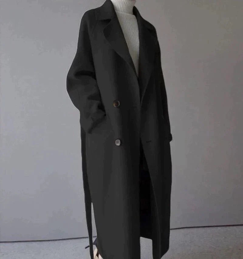 Yvonne – lange trenchcoat met smalle kraag en ceintuur