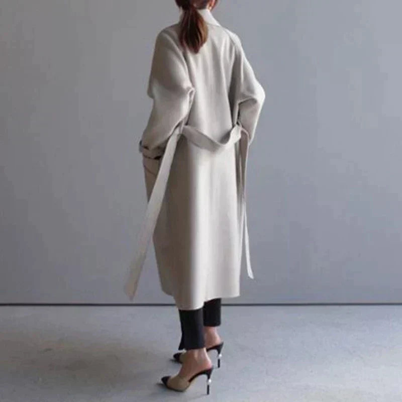 Yvonne – lange trenchcoat met smalle kraag en ceintuur