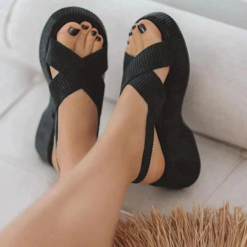 Sophia Nude – Beige sandalen met sleehak en gekruiste banden