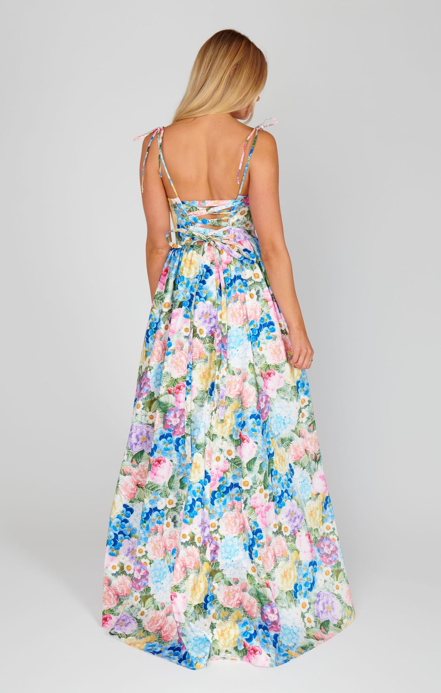 Elena – maxi-jurk met bloemenprint en strikdetail op de rug
