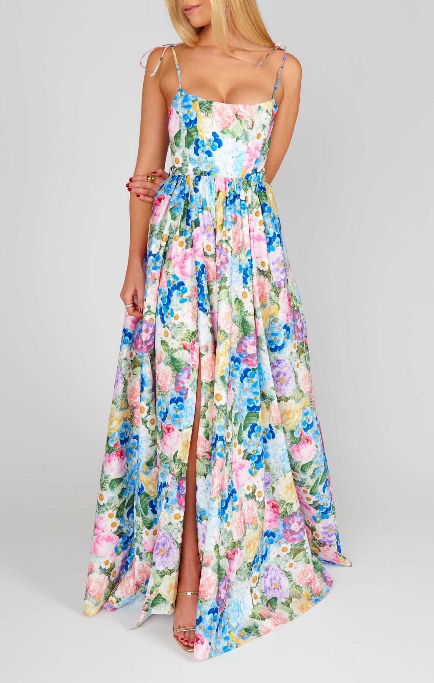 Elena – maxi-jurk met bloemenprint en strikdetail op de rug