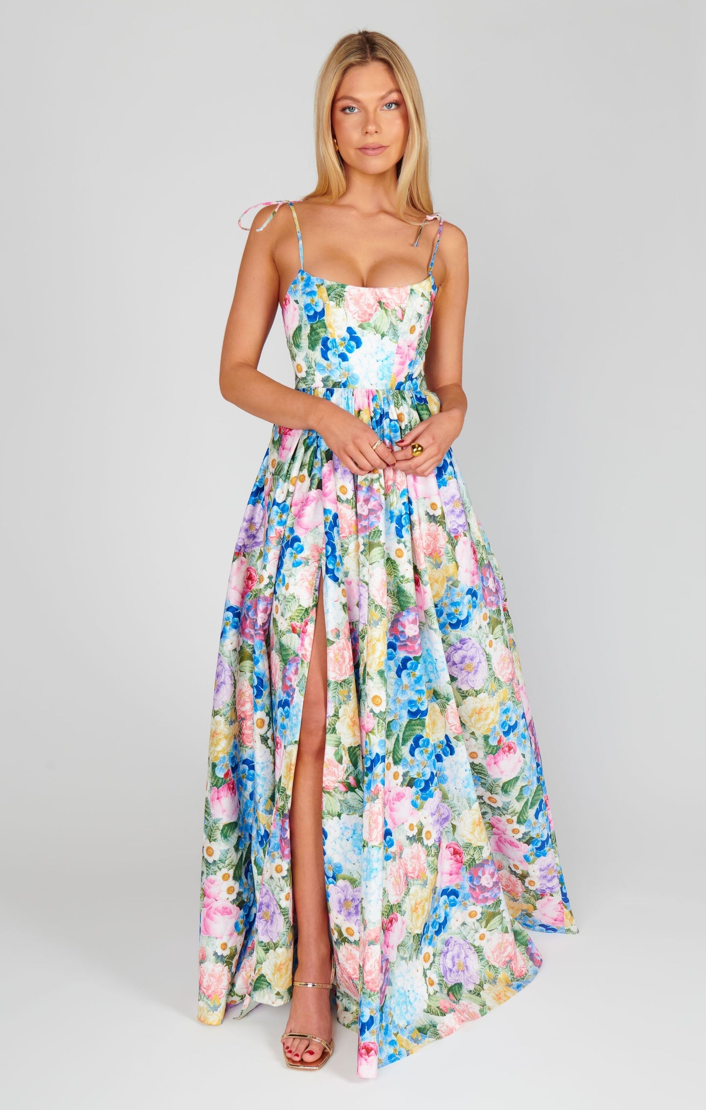 Elena – maxi-jurk met bloemenprint en strikdetail op de rug