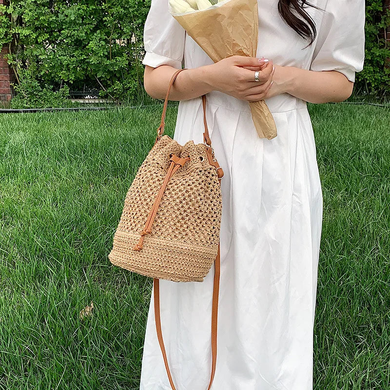 Lina – gevlochten straw crossbody handtas met lange band
