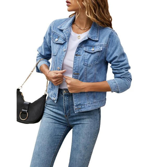 Mila – Korte damesjas van denim met borstzakken en knopen