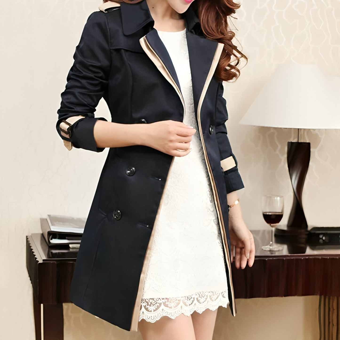 Claire – slim fit trenchcoat in beige met double-breasted sluiting