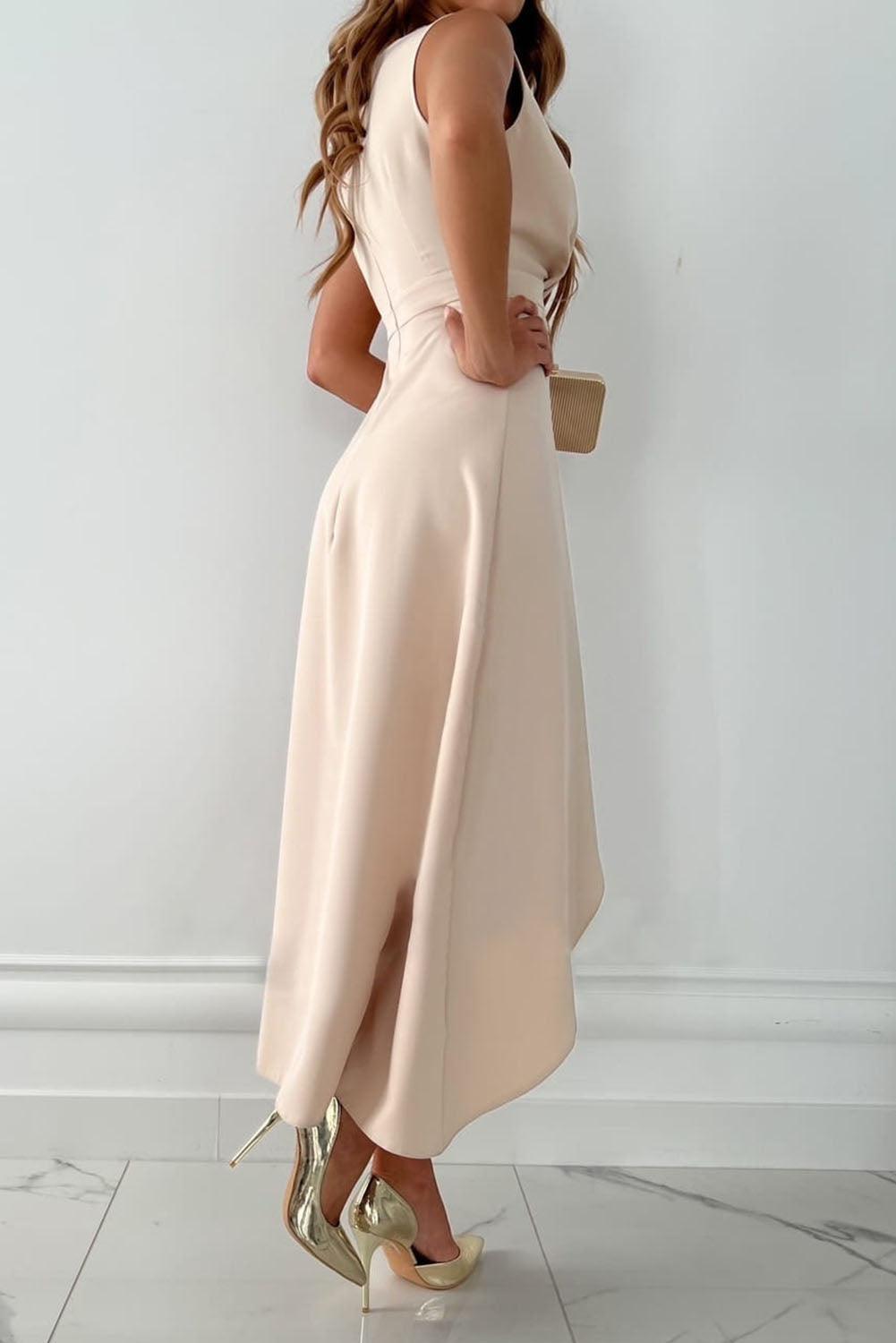 Isla – Mouwloze wikkeljurk met V-hals asymmetrische ruffle zoom