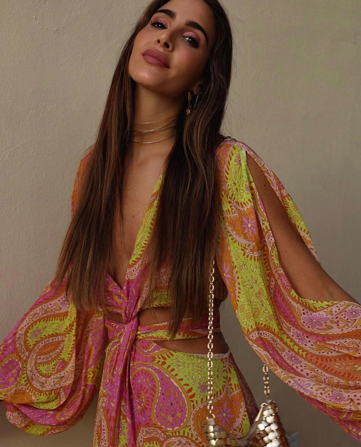 Mira – Mini zomerjurk met V-hals en paisleyprint