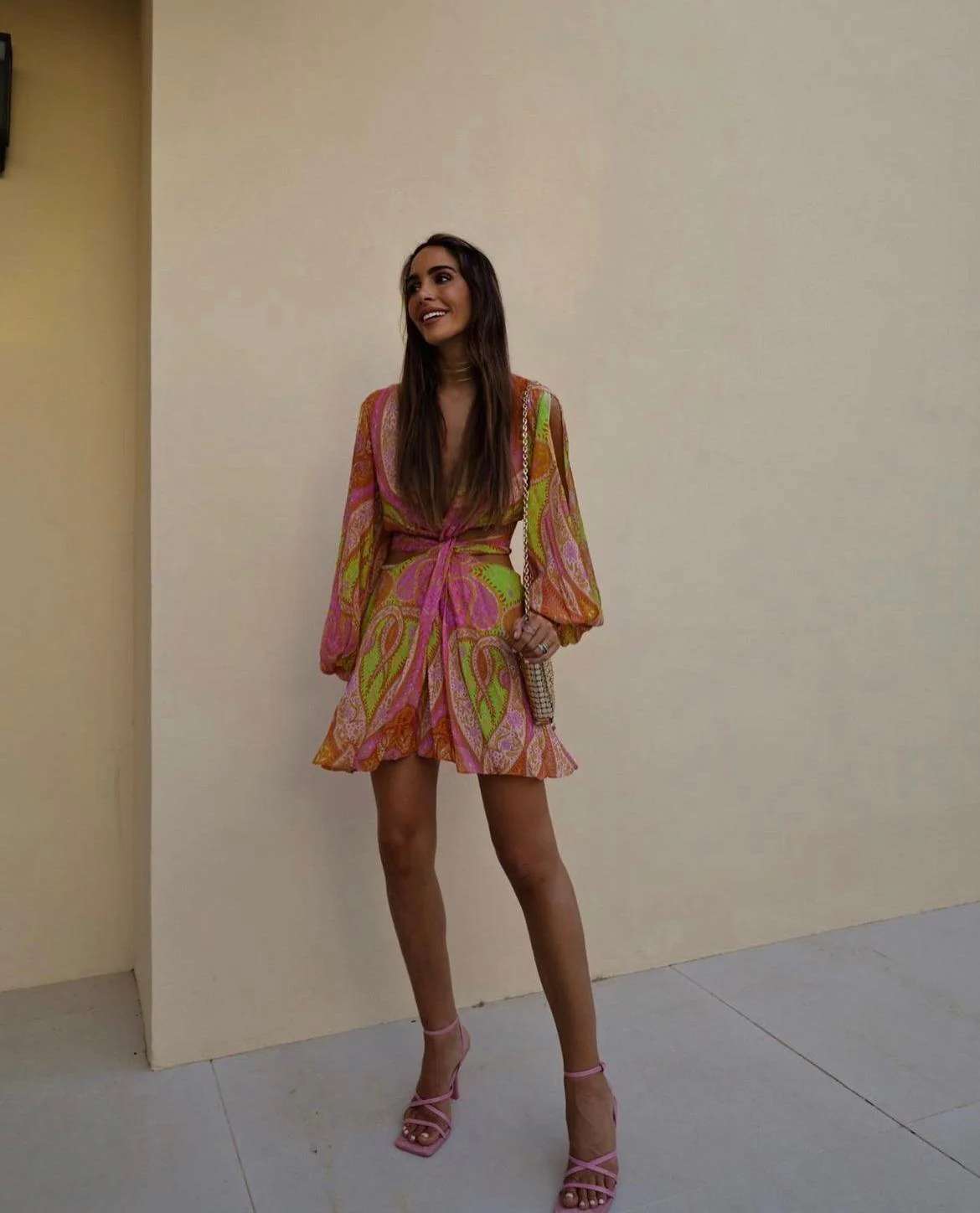 Mira – Mini zomerjurk met V-hals en paisleyprint
