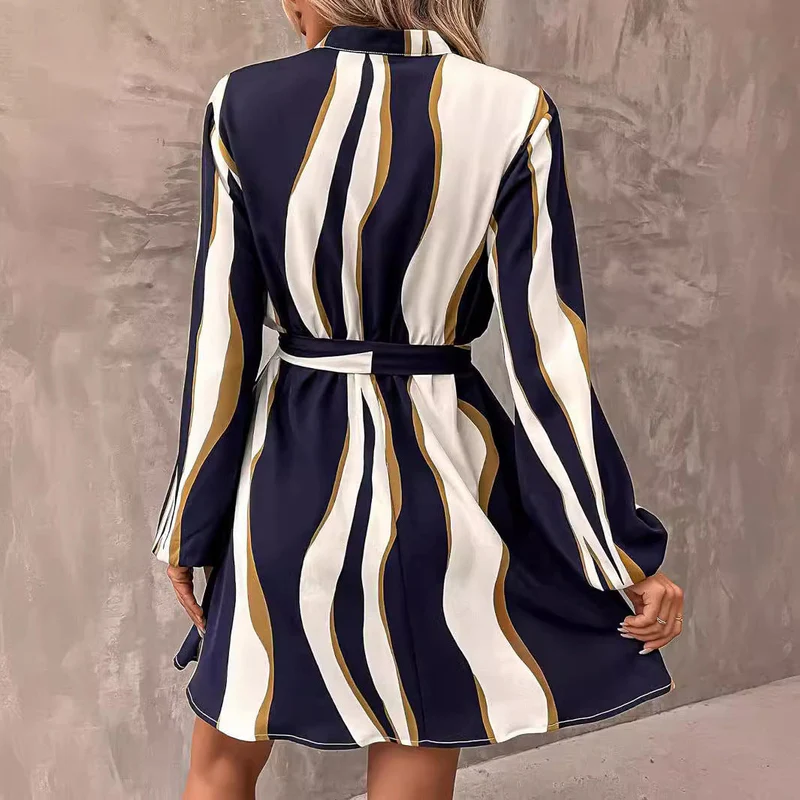 Maud – wikkeljurk met abstracte print en lange mouwen
