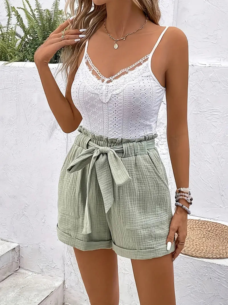 Liv – Witte katoenen zomerset Met Kanten met cami top & hoge taille short