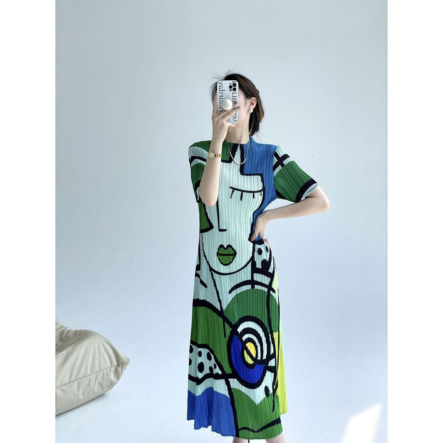 Lotte – Geplooide midi jurk met korte mouwen en glanzende stof