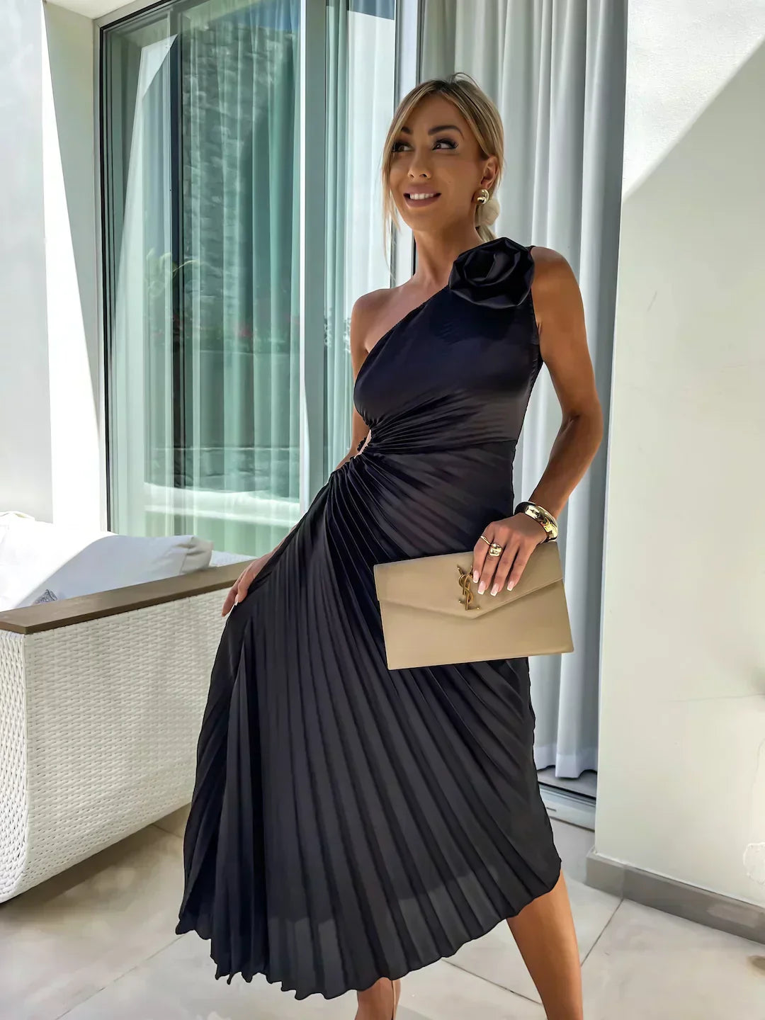 Mandy – Zwarte one-shoulder maxi-jurk met geplisseerde stof