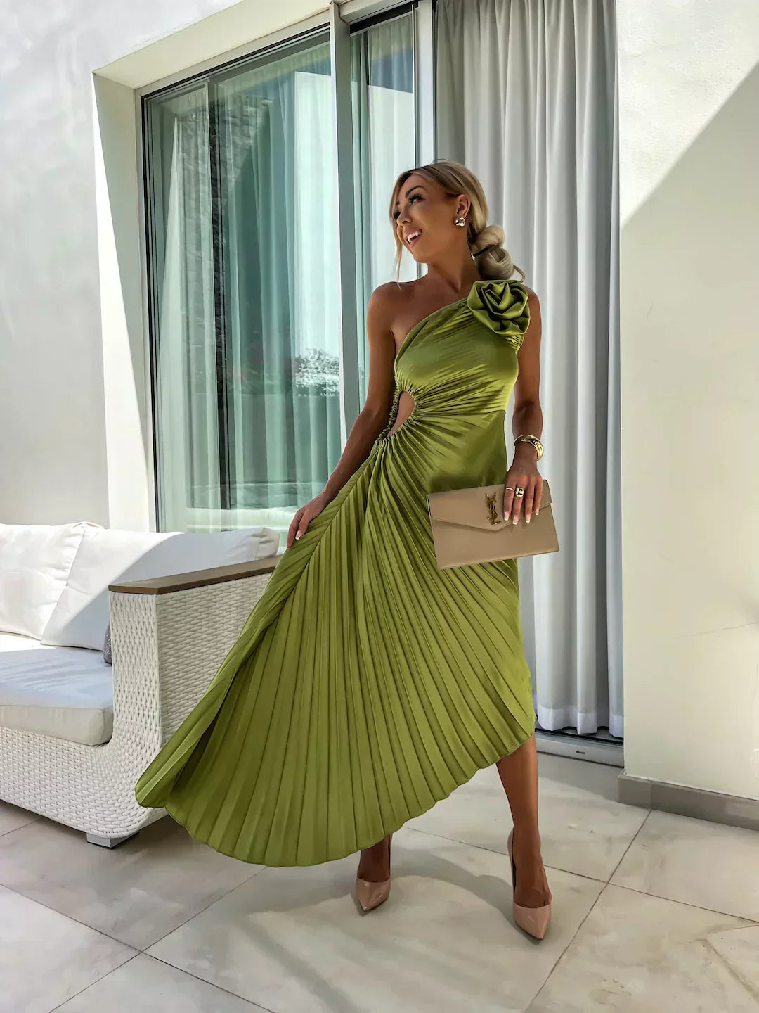 Mandy – Zwarte one-shoulder maxi-jurk met geplisseerde stof
