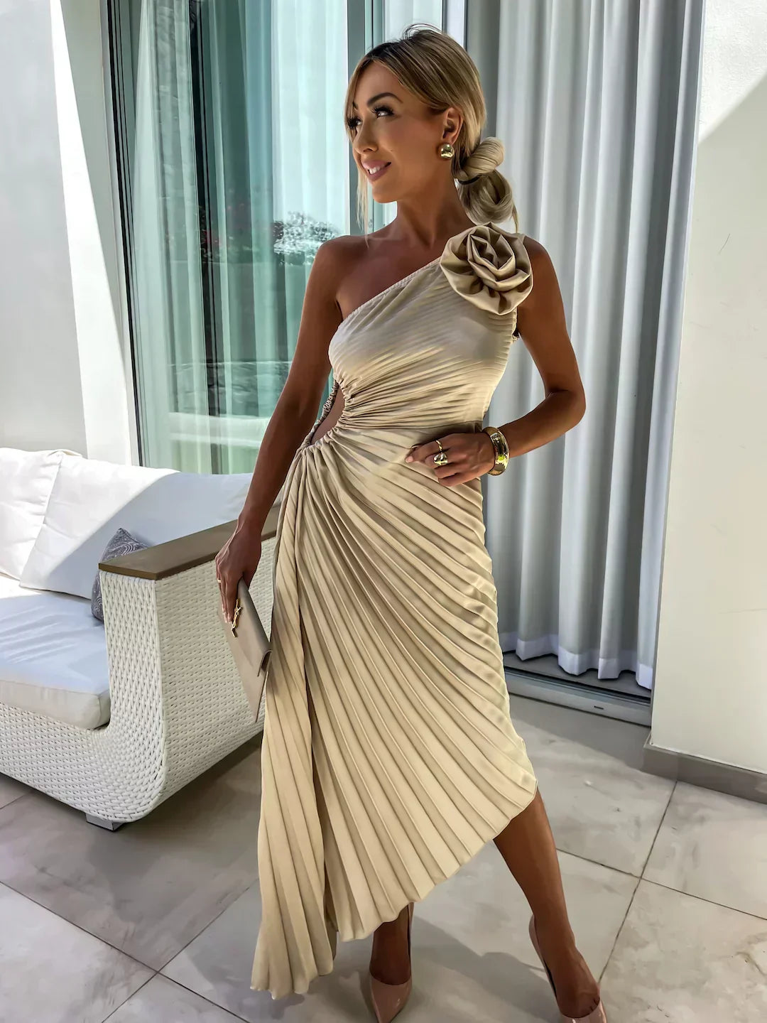 Mandy – Zwarte one-shoulder maxi-jurk met geplisseerde stof